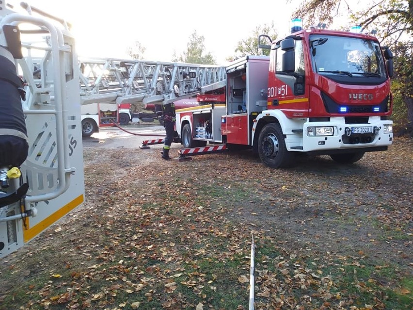 Strażacy otrzymali sygnał o pożarze domu w Podjeninie w...