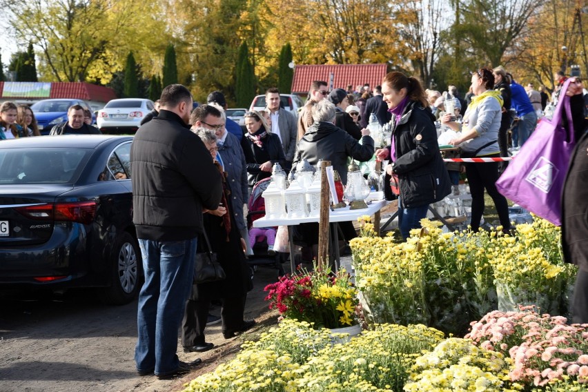 Na parkingu w pobliżu cmentarza i wokół niego panował dziś...