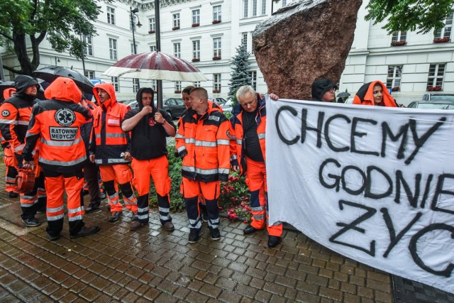 Pod Urząd Wojewódzki w Bydgoszczy zjechali ratownicy medyczni z całego kujawsko - pomorskiego i okolic. Głośno chcą informować o swoich postulatach wobec rządu. Priorytet: podwyżki wynagrodzeń! - Pracujemy na granicy wytrzymałości - bulwersuje się Mirosław Bałka z Grudziądzkiego Stowarzyszenia Ratowników Medycznych. 

Przeczytaj koniecznie: W Polsce można nie chodzić do szkoły. Prawo na to pozwala!



