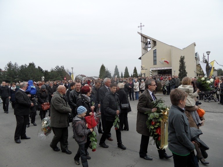 Rusinowice: Pogrzeb ks. Damiana Kominka [ZDJĘCIA]. Duszpasterza żegnały tłumy wiernych