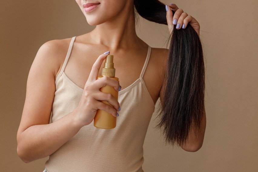 Jak dbać o włosy wysokoporowate? Kosmetyki, sposoby pielęgnacji włosów suchych i zniszczonych