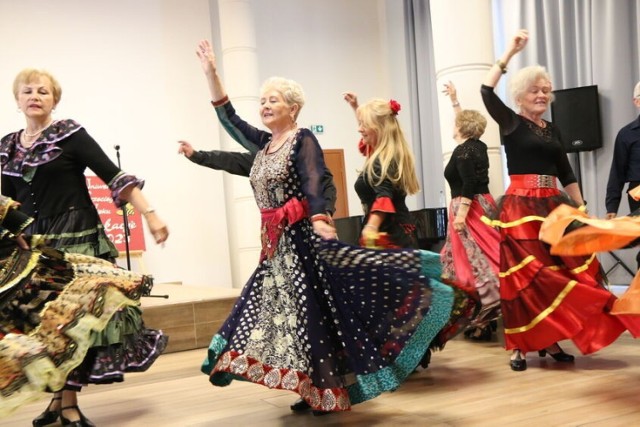 Zespół taneczno-wokalny Uniwersytetu Trzeciego Wieku pod kierownictwem Małgorzaty Wyderskiej wykonał dwa tańce cygańskie. Nie zabrakło również elementów kultury greckiej i wspólnego śpiewu.