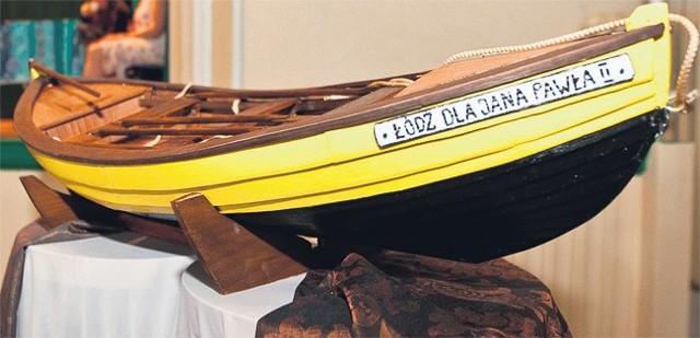 Drewniana, mierząca ok. metra łódka przyjechała do Łodzi z Wybrzeża. Jest dziełem emerytowanego rybaka.