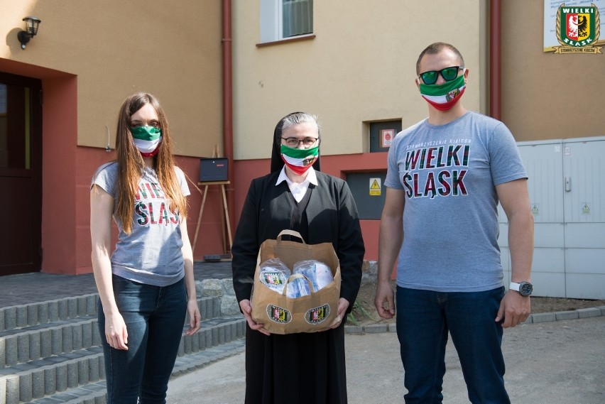 Kibice Śląska dla dzieci. Do ośrodka pod Wołowem trafił zapas maseczek, wody, soków i słodyczy [ZDJĘCIA] 