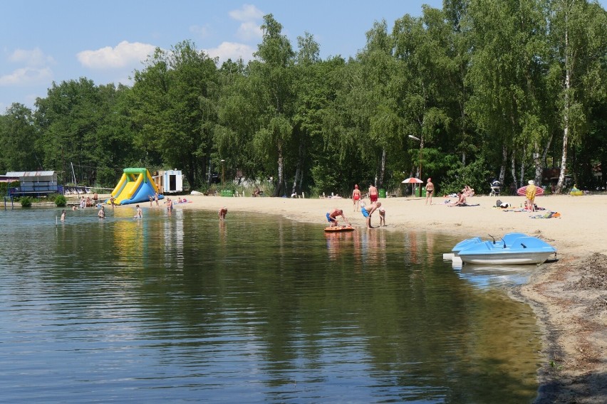 Oto jedno z najpiękniejszych kąpielisk w regionie! Czyste jeziorko, plaża, bary, domki i atrakcje dla dzieci 