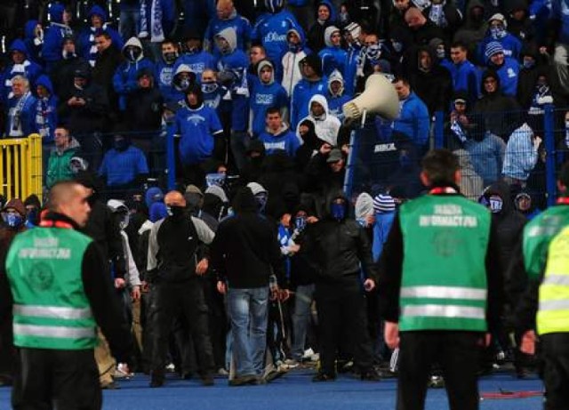 Kibice Legii Warszawa wnieśli na stadion Zawiszy materiały ...