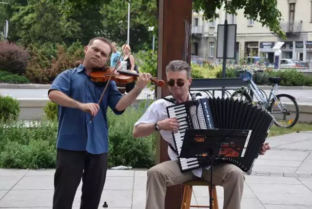 "Koncerty z fontanną w tle" w Kaliszu. Muzyczne spotkanie z Hieronimem Bartczakiem i Arkadiuszem Hylewskim