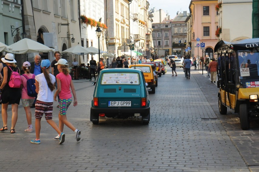Kraków. Rajd samochodów Fiat 126p w obronie pszczół [ZDJĘCIA]