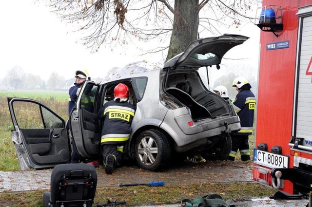 W niedzielę przed 15.00 doszło do tragicznego wypadku drogowego w miejscowości Małe Rudy w okolicach Szubina. Prowadzący autem 18-latek zjechał z drogi i uderzył w drzewo. Śmierć poniósł 18-letni pasażer. Kierujący autem był trzeźwy, ale bez prawa jazdy.
-&nbsp;Kierujący samochodem marki Renault Scenic, 18-letni mieszkaniec Zamościa, na prostym odcinku drogi zjechał na lewy pas ruchu i uderzył w drzewo. Śmierć poniósł pasażer, również 18-latek (w listopadzie skończyłby 19 lat) mieszkaniec Szkocji. Prowadzący auto 18-latek nie miał uprawnień do kierowania pojazdami mechanicznymi -  informuje nas mł. asp. Justyna Andrzejewska, oficer prasowa z KPP Nakło nad Notecią i dodaje, że samochód jest własnością matki kierującego. 

Jak podaje policja, kierujący 18-latek był trzeźwy. Czy był pod wpływem narkotyków, to wykażą wyniki badań. Policja prowadzić będzie śledztwo, które ustali dokładne okoliczności tragicznego zdarzenia. 


Pogoda na dzień (22.10.2017)  | KUJAWSKO-POMORSKIE
Źródło: TVN Meteo/x-news

