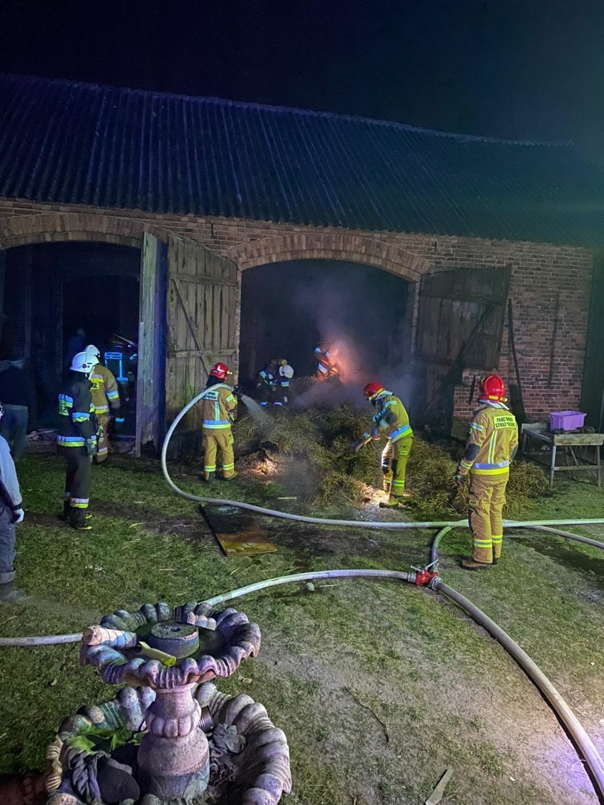 Gostyń. Zapaliła się stodoła we Franciszkowie. Szybka akcja strażaków, którzy ugasili ogień, zanim się rozprzestrzenił [ZDJĘCIA] 