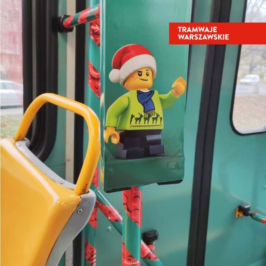 Tramwaj LEGO w Warszawie. Nietypowy pojazd wyjechał na stołeczne szyny. Przedświąteczna akcja w mieście