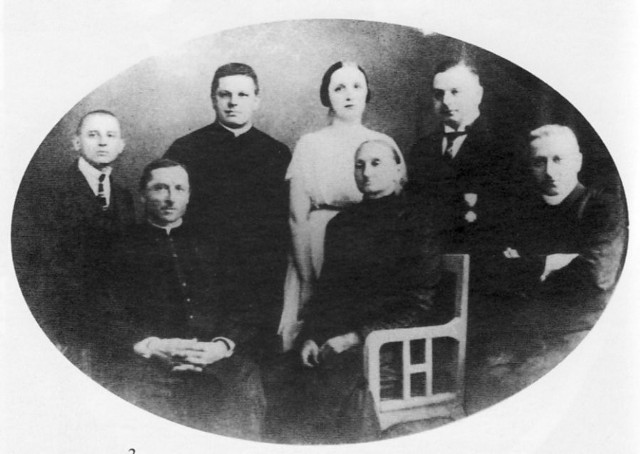 Siedzą od lewej: ks.Ignacy, matka i ks. August. Stoją: Klemens, ks. Antoni, Jan z żoną.