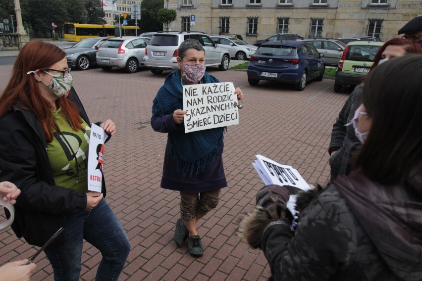 Kobiety zorganizowały protest samochodowy w Katowicach