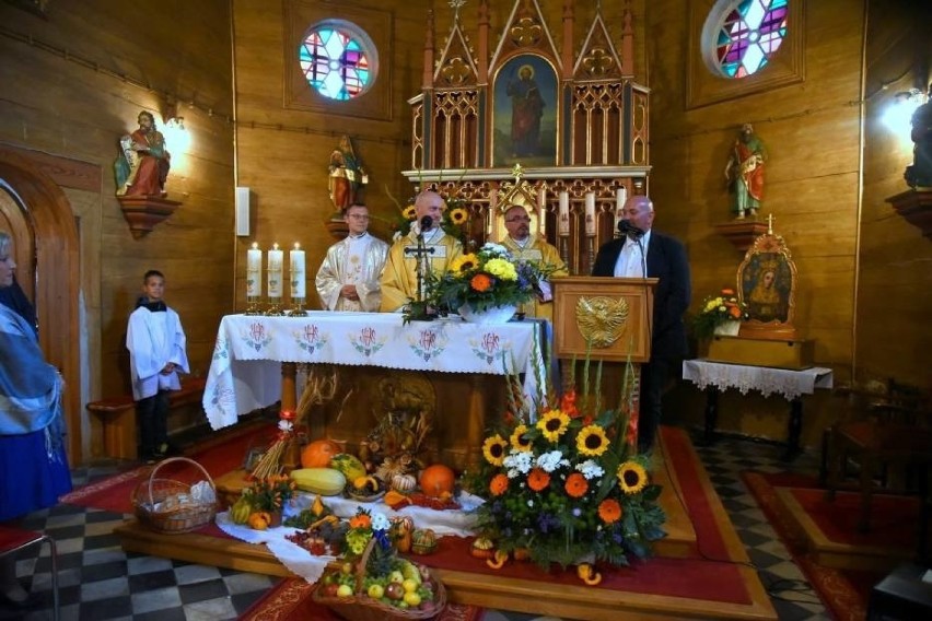 Kościółek w Kalsku - unikalny przez swe...okna. Okrągłe. To...