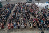 Jubileuszowy Polonez sądeckich maturzystów przed ratuszem