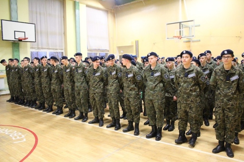 Mianowanie klas mundurowych w lęborskim Powiatowym Centrum Edukacji [ZDJĘCIA]