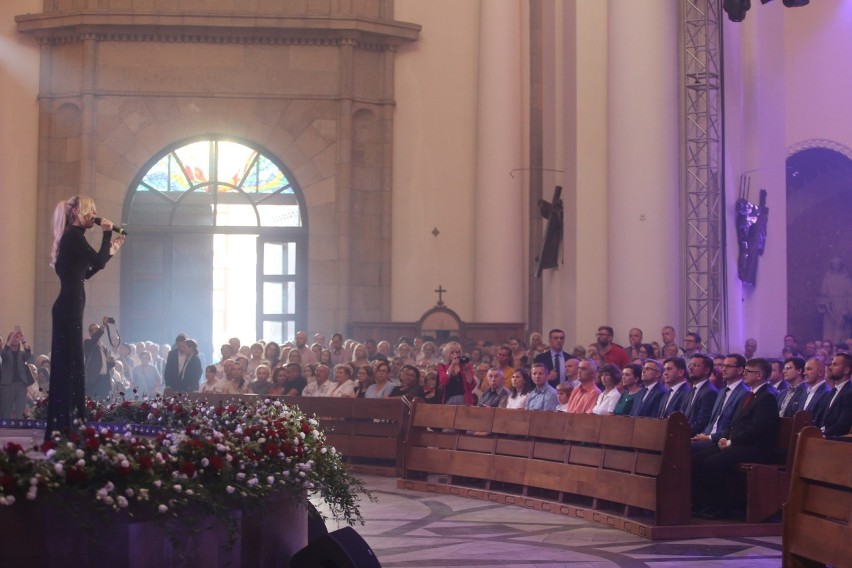 Katowice: Premier Morawiecki w Archikatedrze Chrystusa Króla, na koncercie z okazji setnej rocznicy wybuchu I Powstania Śląskiego