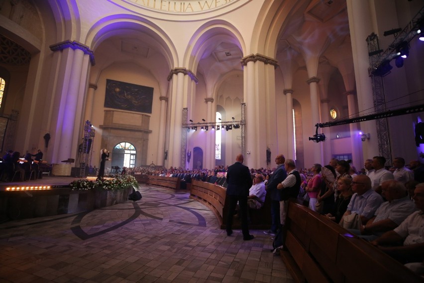 Katowice: Premier Morawiecki w Archikatedrze Chrystusa Króla, na koncercie z okazji setnej rocznicy wybuchu I Powstania Śląskiego