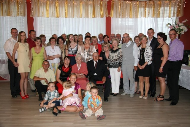 A tutaj Cecylia i Alojzy Wesołowscy w otoczeniu całej rodzinki podczas jubileuszu 60-lecia ślubu.