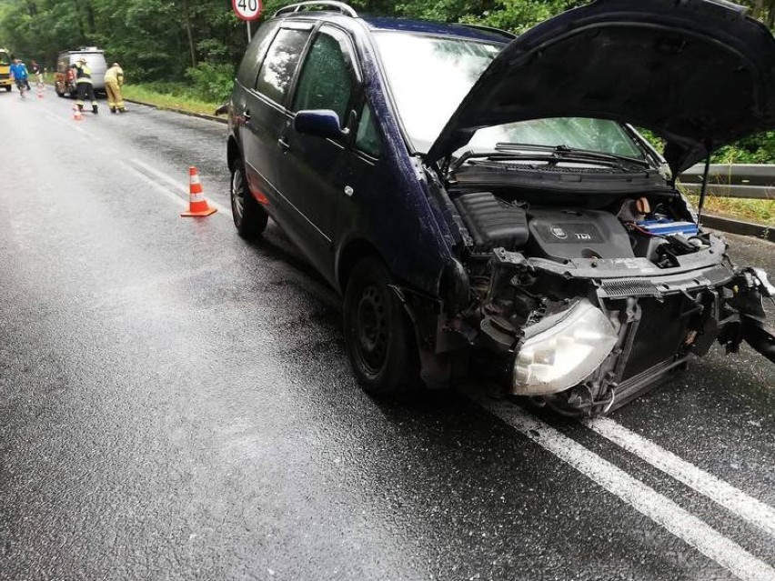 DK 75. Dwa samochody z Nowego Sącza zderzyły się w Brzesku. Rozbiły też miejscowe auto