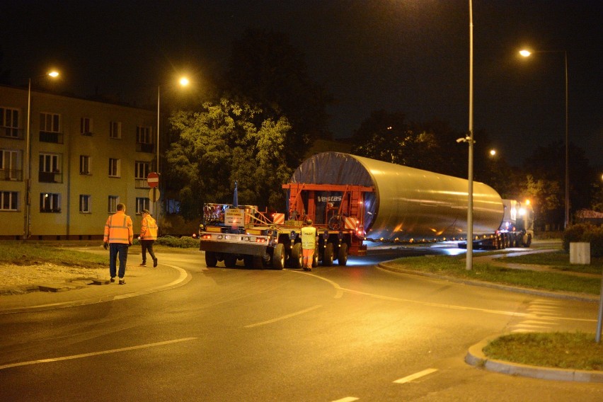 Ulicami Grudziądza przejechały duże transporty z elementami turbin wiatrowych [zdjęcia, wideo]