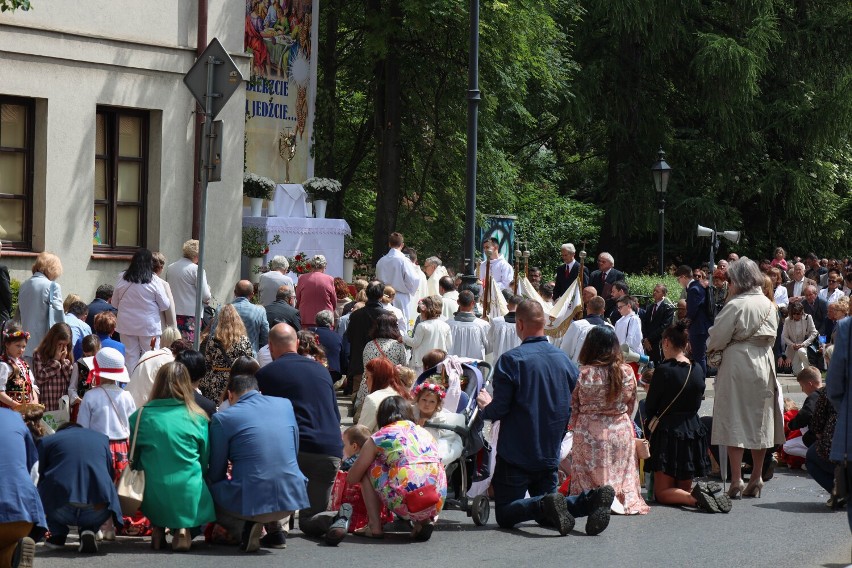 Setki wiernych na procesji Bożego Ciała w Olkuszu