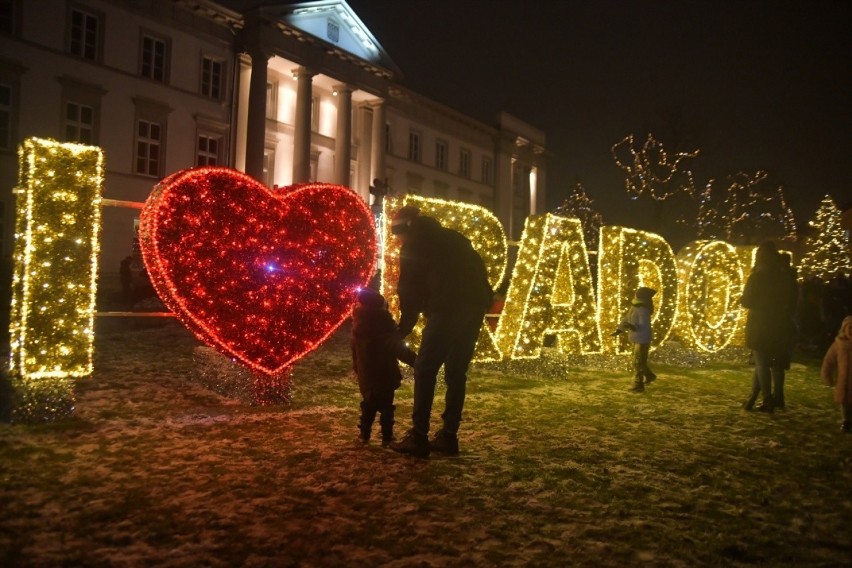 Ulice Radomia rozświetliły iluminacje świąteczne. W centrum...