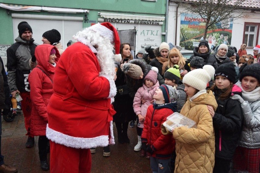 Święty Mikołaj odwiedził Łebę, rozdał prezenty i woził dzieci na  motocyklu. Świetna zabawa podczas łebskich mikołajek