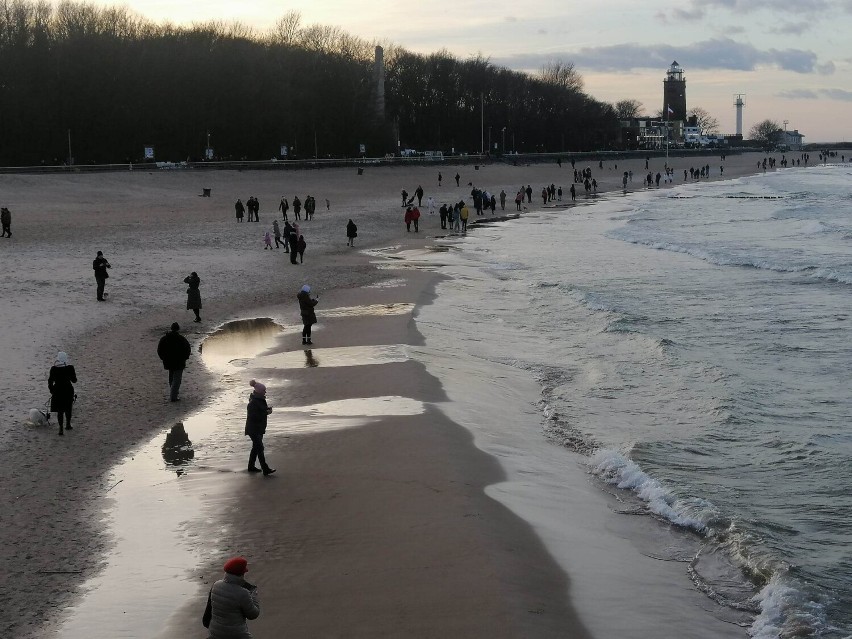 Plaża i molo w Kołobrzegu w Nowy Rok. 14 stopni Celsjusza wczesnym popołudniem!