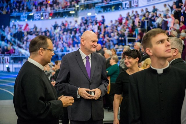 W sobotę 1 grudnia w miejskiej hali przy ul. Bema w Toruniu odbędą 27. urodziny Radia Maryja. W tym roku miejska spółka TIS nie robi wielkiej tajemnicy z tego, ile organizatorzy imprezy zapłacili za wynajem hali.

Zobacz także: "Chryja pod Radiem Maryja". Organizacje feministyczne świętowały 73. urodziny o. Tadeusza Rydzyka [ZDJĘCIA]

SZCZEGÓŁY NA KOLEJNYCH STRONACH >>>>>>

tekst: Małgorzata Oberlan