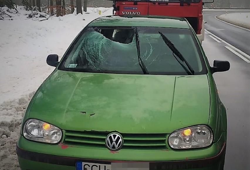 Tak się kończy spotkanie auta z kawałkiem lodu. Wypadek nieopodal Zielina. Sprawca uciekł