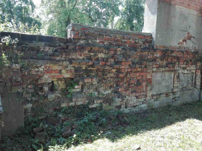 Mur oddzielający nekropolie - ewangelicką i katolicką