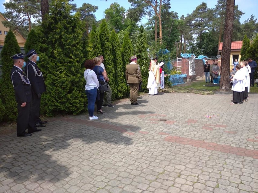Strażacy z OSP Lubliniec na procesji Bożego Ciała. Uroczysty apel