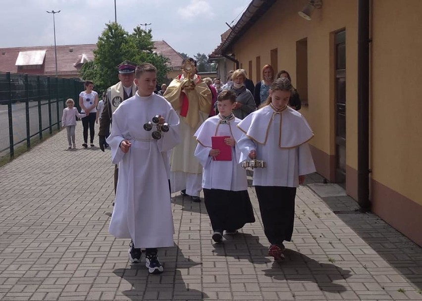 Strażacy z OSP Lubliniec na procesji Bożego Ciała. Uroczysty apel