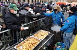 Kraków. Rynek Główny znów stał się wielkim stołem wigilijnym dla potrzebujących