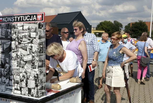 Bus "Tour de Konstytucja" zatrzymał się w grudziądzkiej marinie. Grudziądzanie podpisywali się na rulonie z treścią Konstytucji.