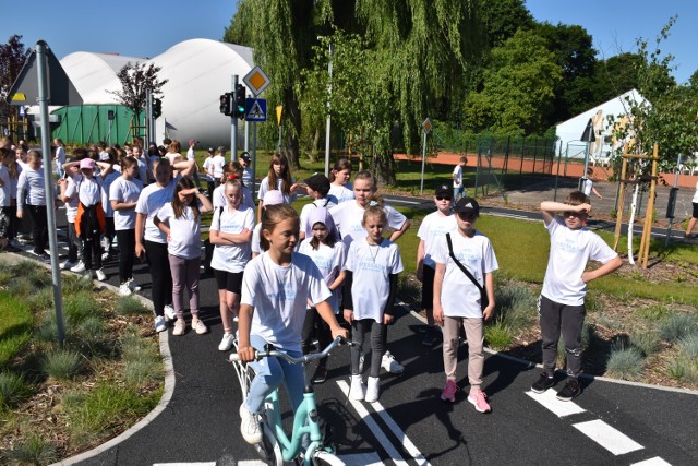 Światowy Dzień Roweru 2022 w Pleszewie. Pleszew zakręcony na punkcie rowerów! Rowerowa masa na stadionie miejskim