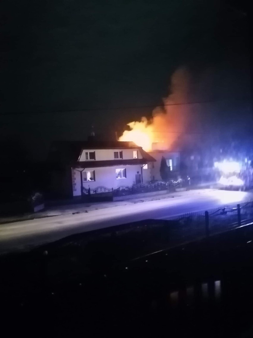 Pożar w Lgocie Wielkiej. Płonęło poddasze domu jednorodzinnego. ZDJĘCIA