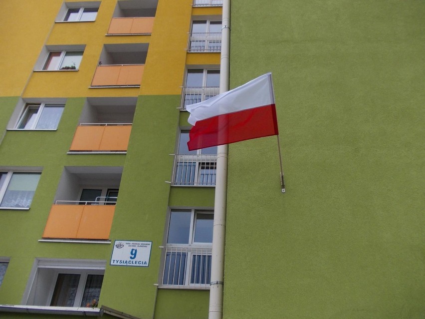 W Płocku tradycyjnie można natrafić na polskie flagi z...