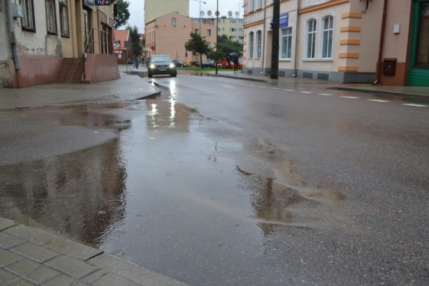 Nowy Dwór Gdański. Ulice po opadach deszczu zostały zalane