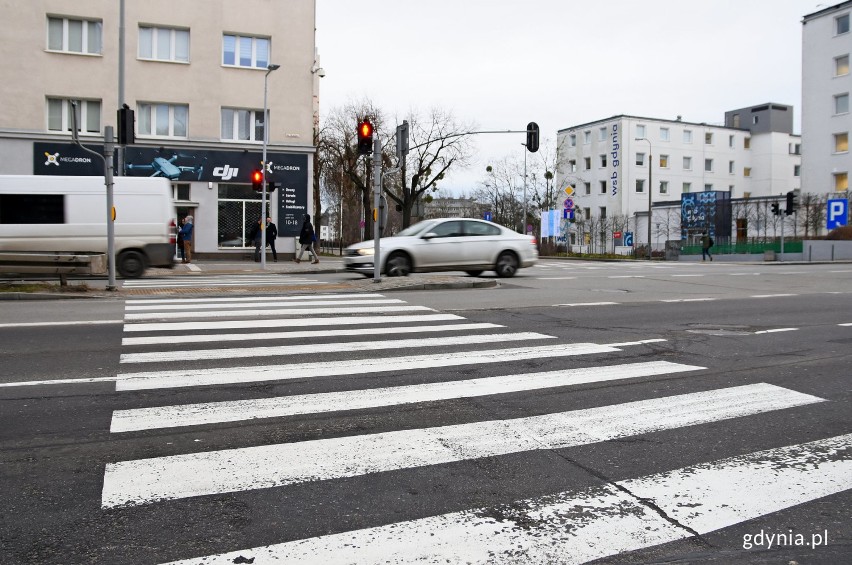 Nowe przejście dla pieszych na ul. Śląskiej. "Zebra" powstała jako projekt zgłoszony do gdyńskiego Budżetu Obywatelskiego ZDJĘCIA