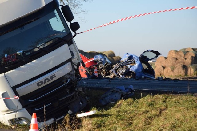 Śmiertelny wypadek w Józefowie, w gminie Opatówek pod Kaliszem. Na drodze krajowej nr 12 doszło do czołowego zderzenia samochodu osobowego z ciężarówką. Nie żyje 38-letnia kaliszanka.

WIĘCEJ: Wypadek w Józefowie pod Kaliszem. Nie żyje 38-letnia kobieta