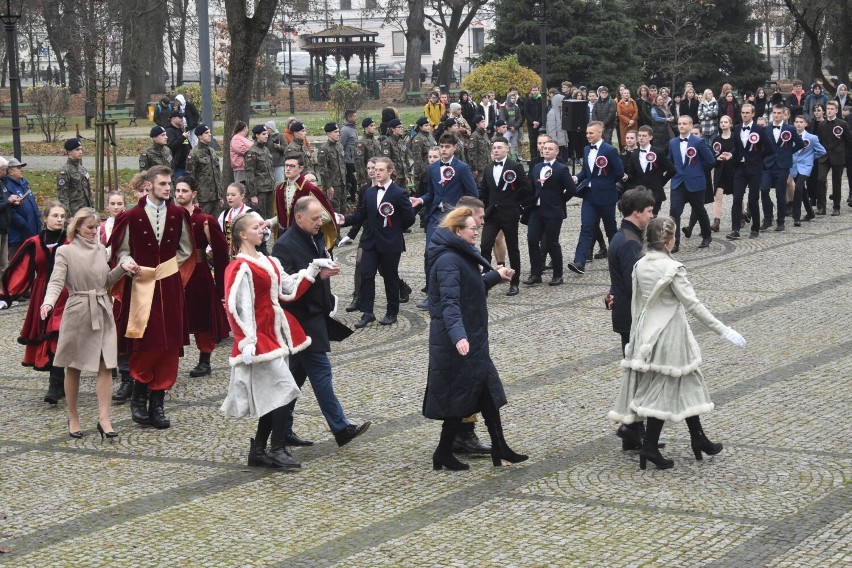Młodzież zatańczył poloneza w Parku Konstytucji 3 Maja
