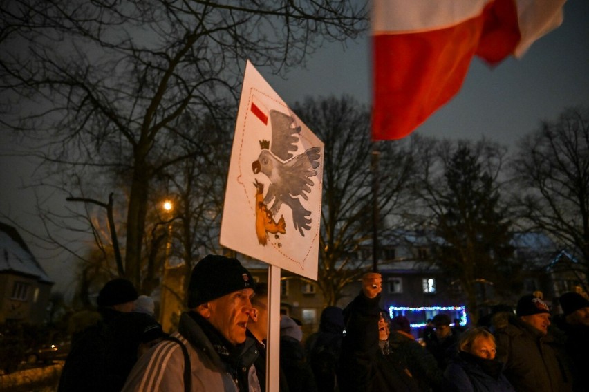 Demonstrowali pod domem premiera Donalda Tuska w proteście...