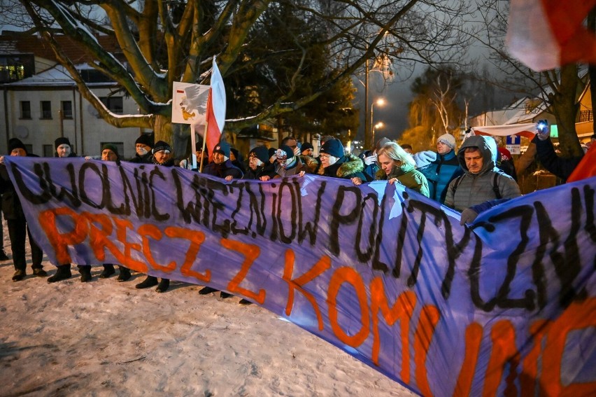 Demonstrowali pod domem premiera Donalda Tuska w proteście...