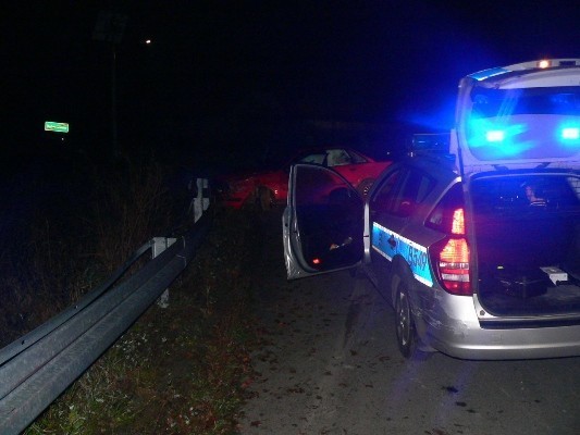 Ucieczka autem, przed policją z Lądka-Zdroju zakończyła się na barierze ochronnej