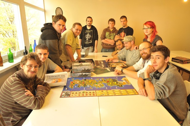 Stowarzyszenie Rzeszowski Klub Fantastyki "Nawigator" powstało na bazie Rzeszowskiego Klubu Fantastyki w 2007r. i rozpoczęło swoją działalność od pierwszego Konwentu Miłośników Fantastyki „Nawikon". Od tego czasu zorganizowało nie tylko Nawikony, ale także Dni Fantastyki, regularnie też zaprasza na sesje RPG, turnieje gier bitewnych i karcianych. Spotkania odbywają się w Osiedlowym Domu Kultury Nowe Miasto.