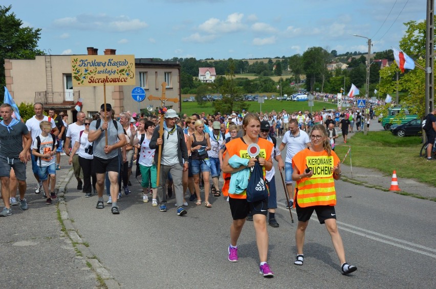 Wielki Odpust Sianowski 2018 - największa grupa pielgrzymów przybyła z Sierakowic - było ich 1500! ZDJĘCIA