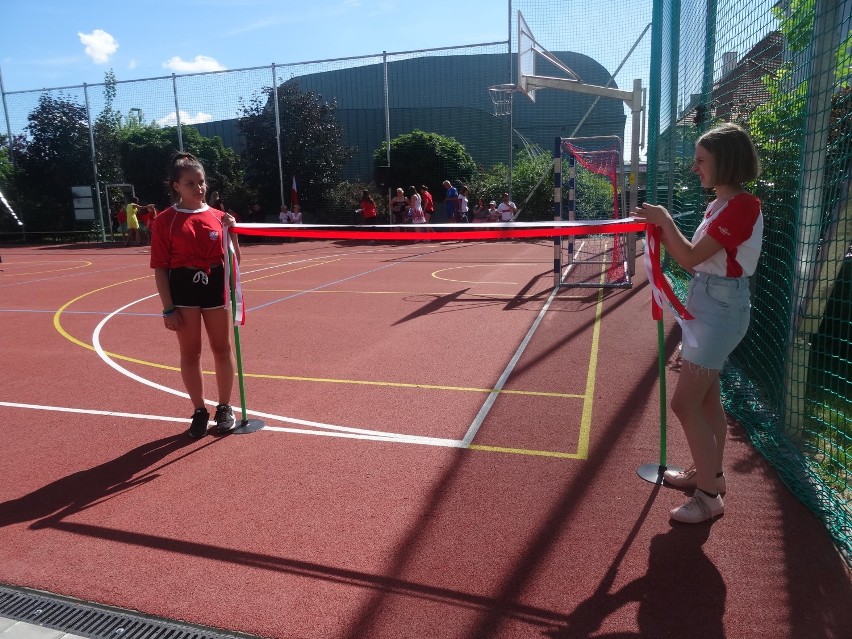 Szkoła Podstawowa nr 1 w Kaliszu ma nowe boisko sportowe. ZDJĘCIA