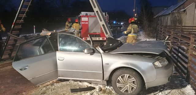 Strażacy przy pomocy specjalistycznego sprzętu uwolnili kierującą z rozbitego audi